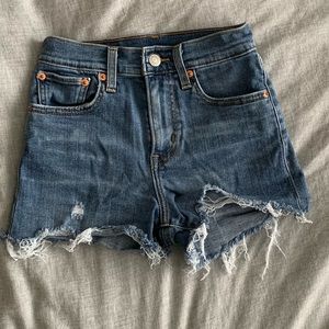 LEVI JEAN SHORTS SIZE 24